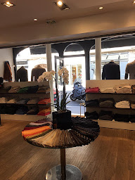 Photo n°6 de Boutique Curling Homme - Neuilly-sur-Seine à Neuilly-sur-Seine (Magasin de vêtements)