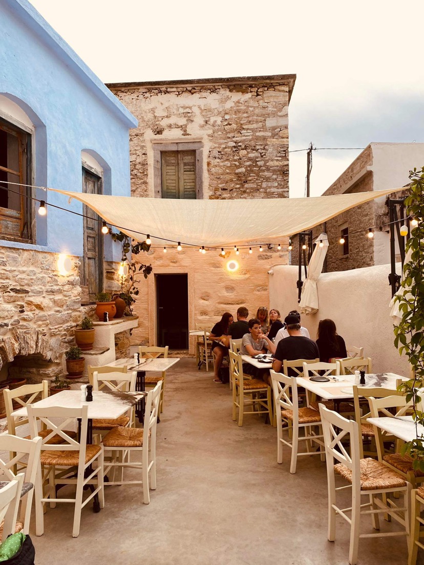PARAVAS Traditional Tavern & Souvlaki