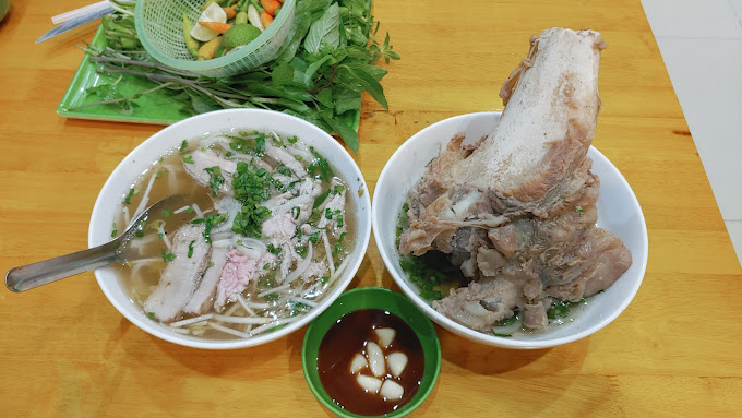 Phở Bà 9, đường Đường Tô Châu, Đông Hồ, Hà Tiên, Kiên Giang