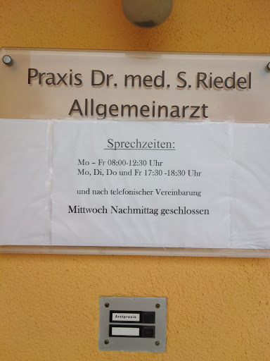 Herr Dr. med. Stefan Riedel