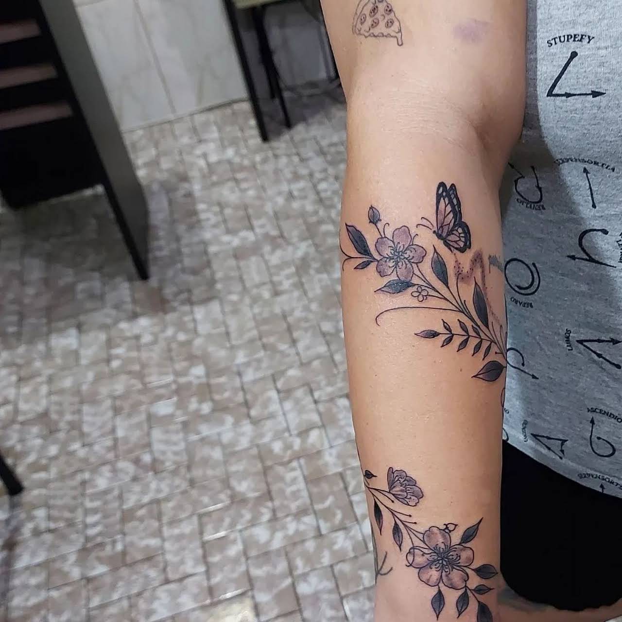 Tatuagem mandala na mão com rosas e arabescos. Tattoo super