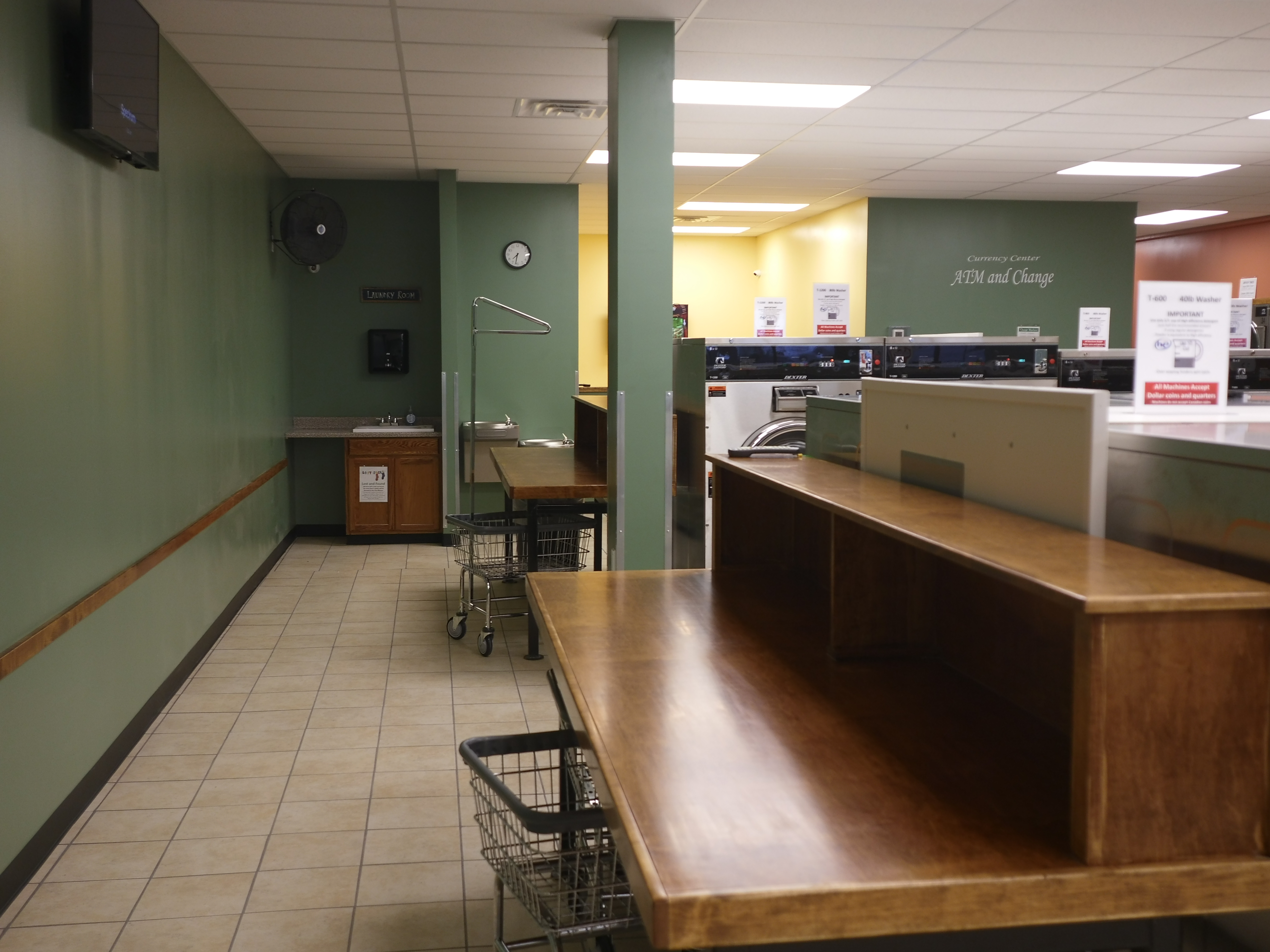 Top Shelf Laundromat and Wash-n-Fold storefront and entrance in Tonawanda