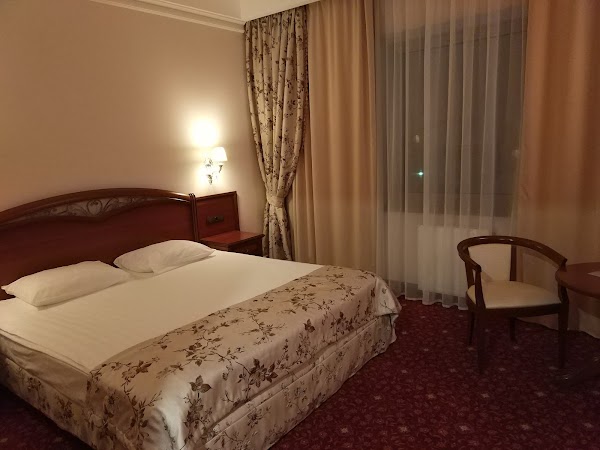 Недорогие гостиницы в городе ярославль. Два крыла ярославль гостиница. Азимут отель ярославль. Ярославль the parus hotel. Гостиница достоевский ярославль.