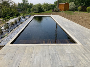 Photo n°1 de BioValue BioPoolTech Calvados - piscine naturelle en bois immergé et filtration biologique connectée à Dives-sur-Mer (Société de construction de piscine)