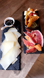 Photo n°6 de BCBG Brocante Café Restaurant à L'Isle-Jourdain (Restaurant)