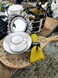 Photo n°11 de Scenes d'Interieur à Ajaccio (Magasin de mobilier rustique)