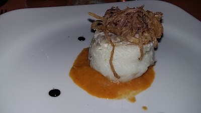 Photos of Singapore Sling wine bar