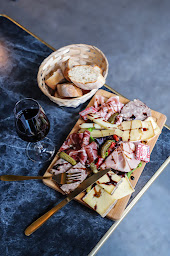 Photo n°13 de MOREX CUSTOM HOUSE : RESTAURANT & BAR à Vezin-le-Coquet (Magasin de surf)