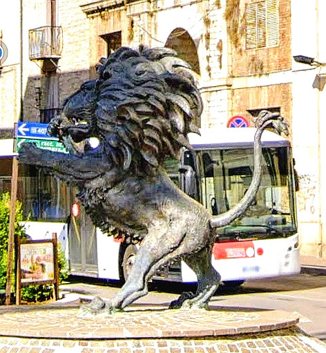 Statua del leone rampante
