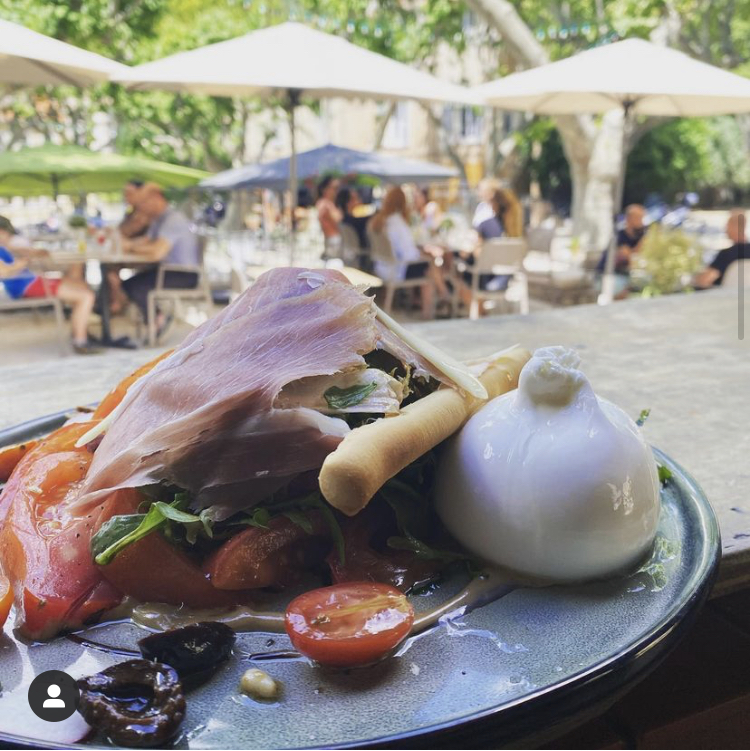 Burrata et jambon cru sur la terrasse de la Brasserie La Fontaine