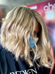 Photo n°5 de INSPIRATION COIFFURE à Puteaux (Salon de coiffure)