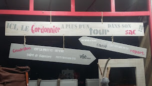 Photo n°11 de Cordonnerie Pyot à Morestel (Magasin de trophées)