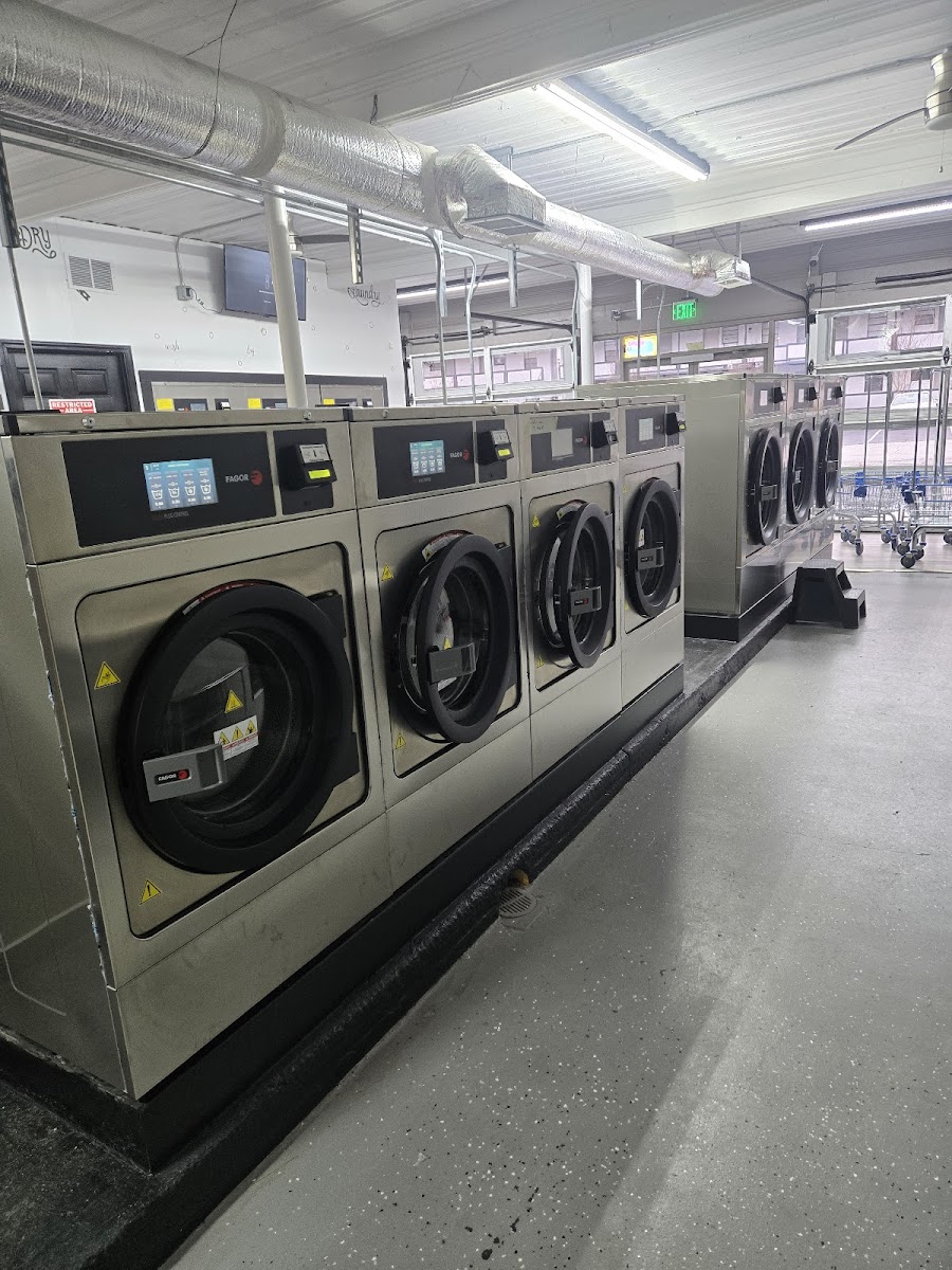 Miss Bubbles Laundromat Lavanderia - Lilburn storefront and entrance in Atlanta