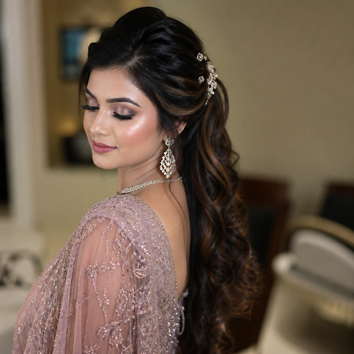 Planning your reception look and want that perfect balance of glamour and elegance? At Kumkum bri… post image
