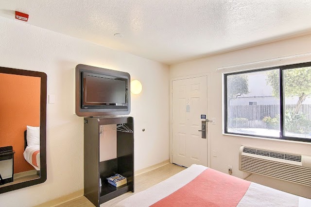 Motel 6 Santa Barbara - State Street