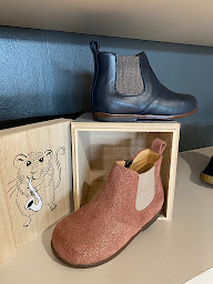 Photo n°11 de LES PETITS POETES à Neuville-sur-Saône (Magasin de chaussures)