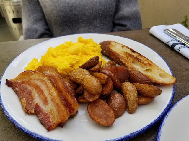 Côté Est Bistro & bar