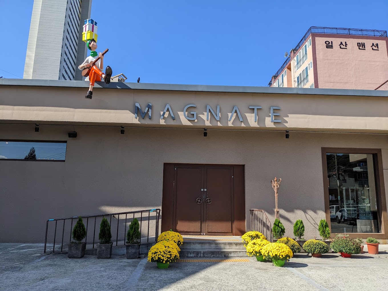 Magnate cafe