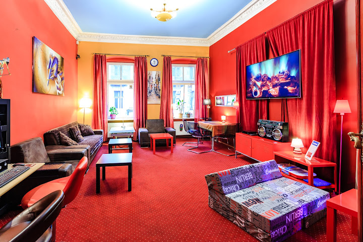 Babel Hostel vis a vis dworca. by null