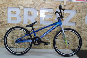 Photo n°42 de Breiz Cycles Dinan, concession Peugeot Motocycles à Quévert (Atelier de réparation de scooters)