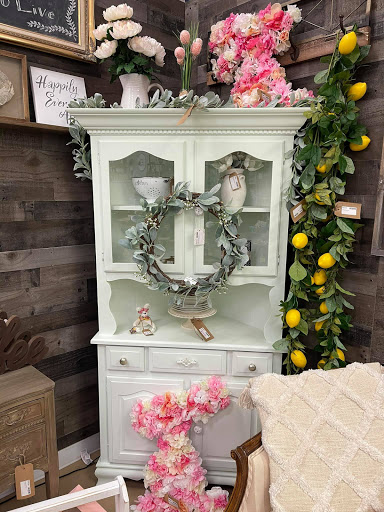Bee Charmed - Visual