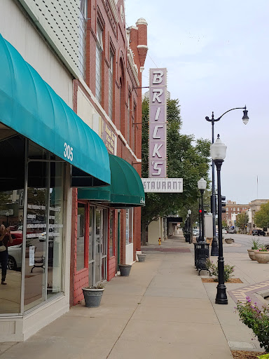 Brick's Restaurant - Visual