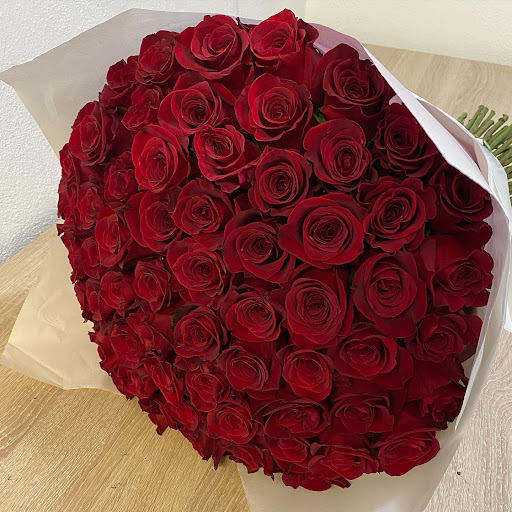 Lucy Roses Luxury Flowers - Thumbnail