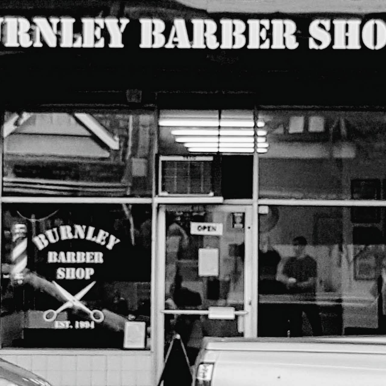 31 Are there any barber shops open now for Round Face