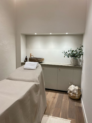 Imogen Laura The Clinic