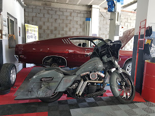 Photo n°9 de D.KUSTOM à Le Port (Atelier de réparation pour motos)