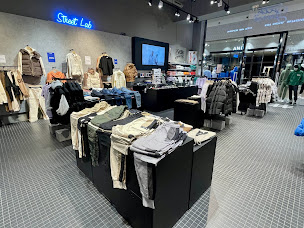 Photo n°15 de SIXTH JUNE PARIS - Aéroville à Roissy-en-France (Magasin de vêtements pour femmes)