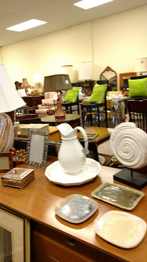 Mimi's Consignment - Visual