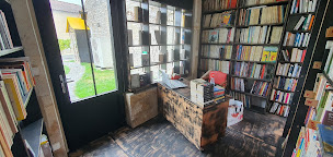 Photo n°2 de LA CABANE AUX LIVRES à Salignac-sur-Charente (Librairie de livres d'occasion)