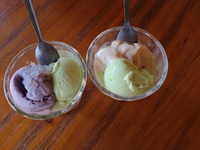 Photos of U-like Ice Cream and Bakery ຮ້ານຕົ້ນເຕີຍ