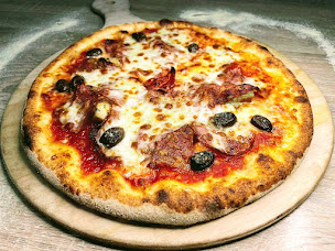 Photo n°15 de Pizzeria Le Petit Naples Champion de France Distri Pizza 24h/24 7/7 à Saint-Dier-d'Auvergne (Pizzeria)