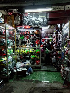 Ruddy Helmet Shop, Author: vhaux rebell