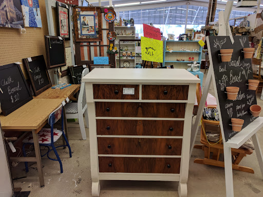 Winstons Now N Then Antiques Mall - Thumbnail