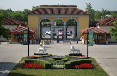 Brookfield Zoo South Parking Lot