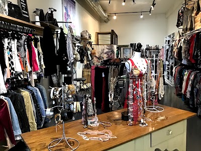 Colibri Clothing Revival, A Resale Boutique