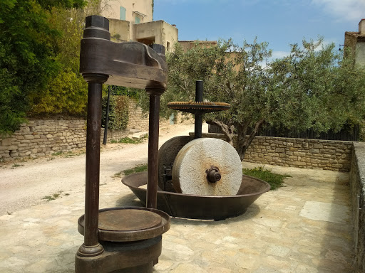 Exposition de vieux matériel oléicole en plein air