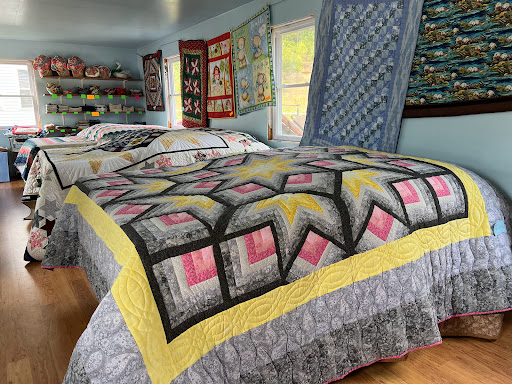 R & E Quilts (Amish) - Thumbnail