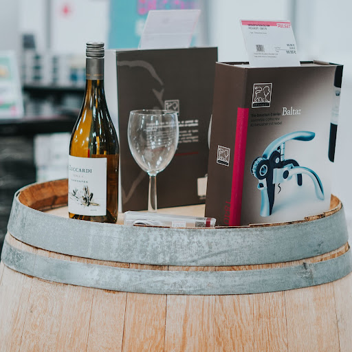 Découvrez l'art de la dégustation avec Pulsat Mozac. Pour les amateurs de vins, nous proposons une sélection d'accessoires élégants pour enrichir vos moments de dégustation. Explorez notre tire-bouchon à levier Baltaz, carafes et verres raffinés, ainsi que nos bouteilles d'exception qui sauront accompagner vos repas. Transformez chaque occasion en une expérience unique en nous rendant visite à l'Espace Mozac, 63200 Malauzat. Pour plus d'informations, appelez-nous au 04 73 38 36 17.