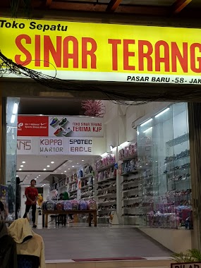 Toko Sepatu SINAR TERANG, Author: Wanda Ishak