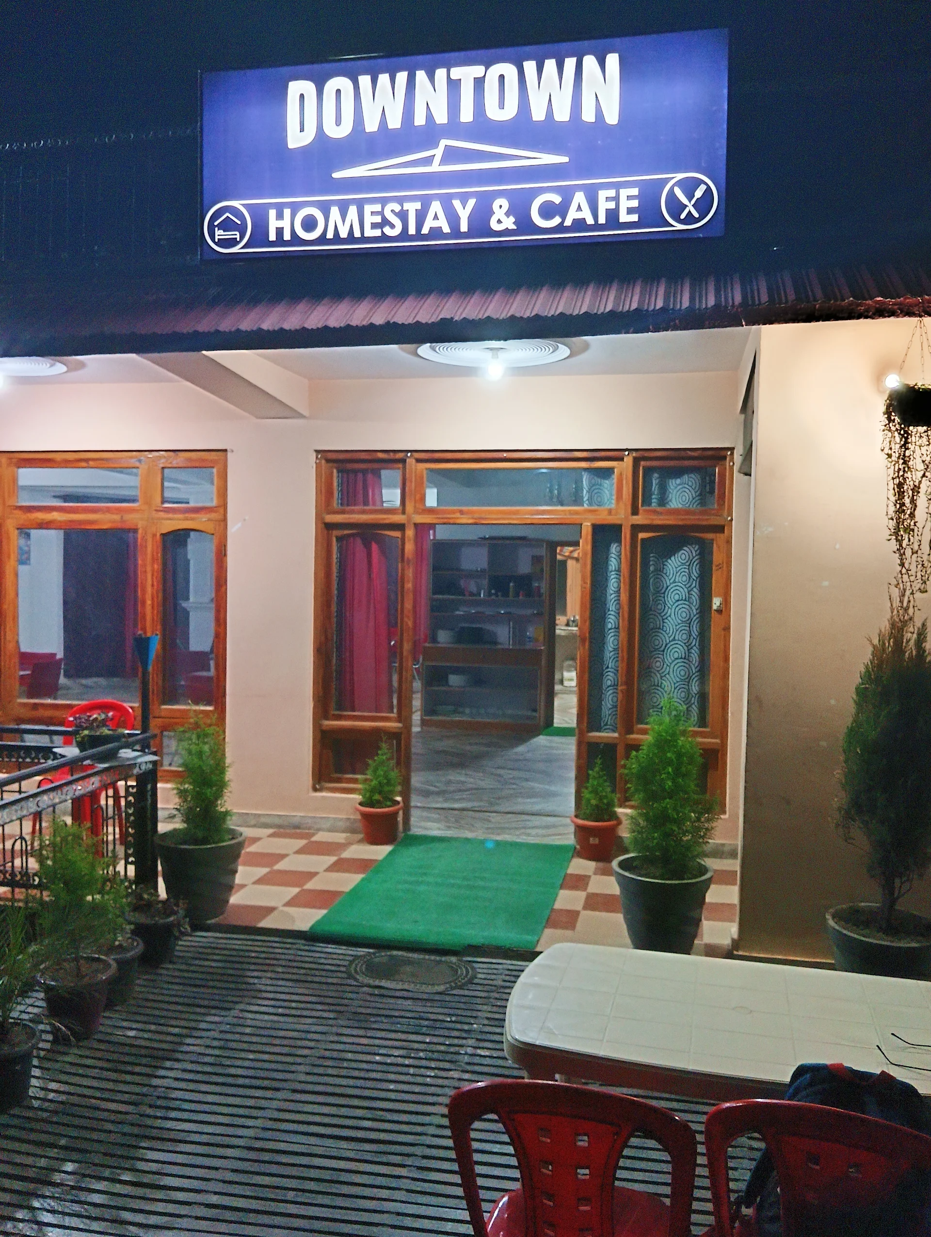 Downtown Homestay amd Cafe