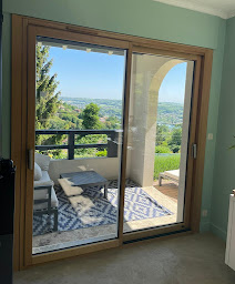 Photo n°4 de Accès Création Fermetures - fenêtres - portails - portes d'entrée - alu - pvc à Massieux (Magasin de stores et de rideaux)