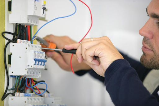 Mik's Electrical - Visual