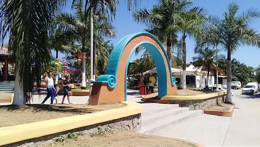 Public Plaza La Cruz de Huanacaxtle. Nay. - Thumbnail