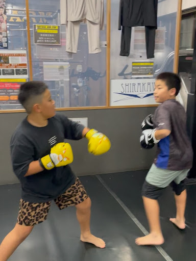 金曜日ジュニアMMAクラスの様子です！
この日はマスの後にヘッドギアをつけて実際に当てるMMAをやりました！
クラス終わりには自主的に居残りでシャドー👊
みんな心身共に成長してきてます🔥