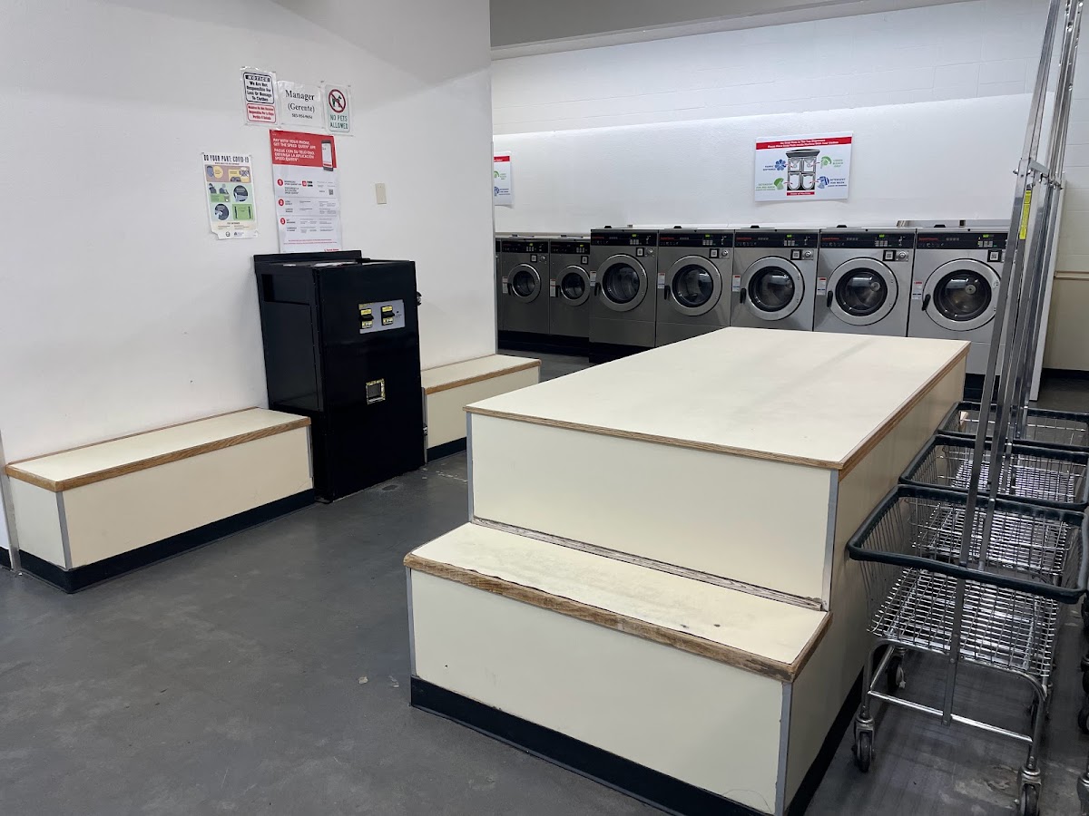 Vermont Hills Laundromat storefront and entrance in Portland