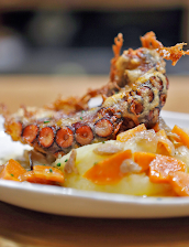 Pulpo En Tempura Sobre Parmentier Y Aceite de Pimentón Vera